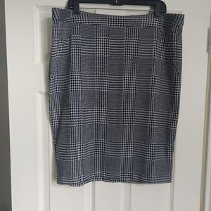 Black & white hounds tooth pattern skirt.